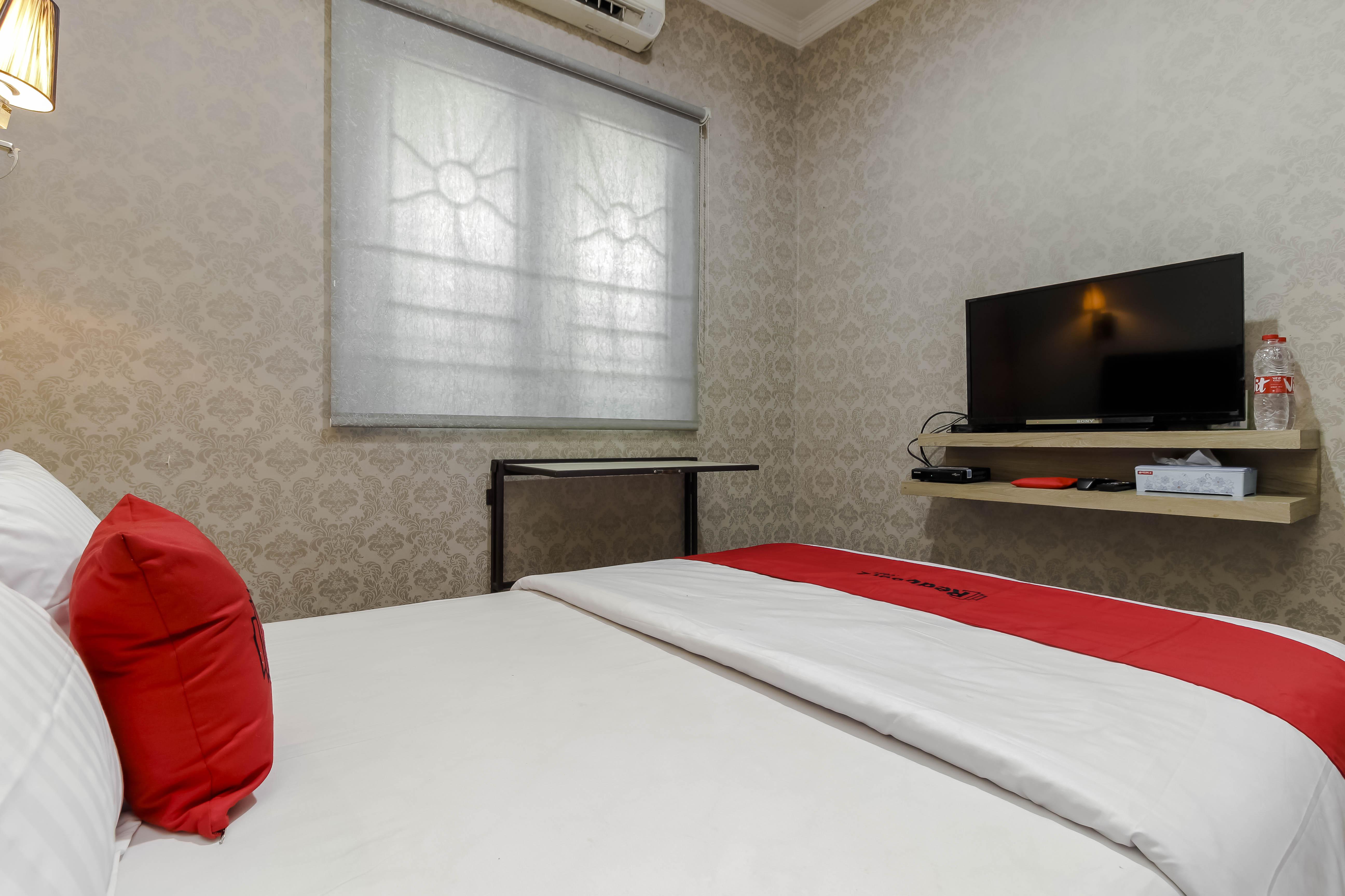 בקאסי Reddoorz Plus Near Lippo Cikarang Mall מראה חיצוני תמונה